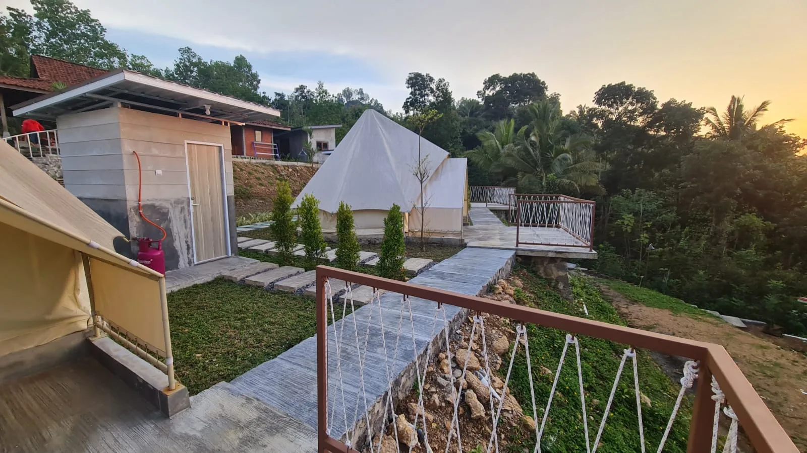 Glamping Romantis Jogja: Panduan Liburan Berdua di Samigaluh